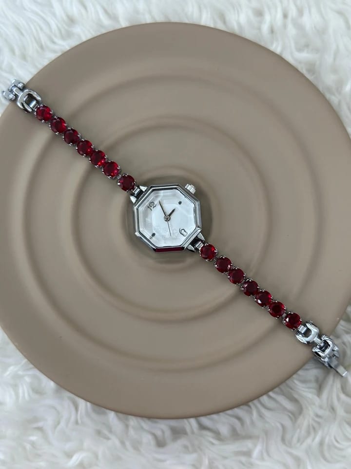 Swarovski Kadın Saat – Kırmızı Taşlı & Gümüş Çerçeveli Şıklık★★★★★