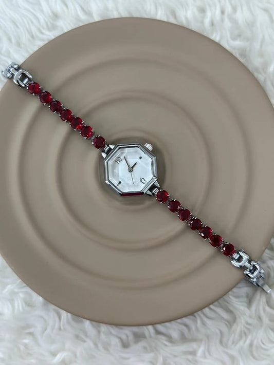 Swarovski Kadın Saat – Kırmızı Taşlı & Gümüş Çerçeveli Şıklık★★★★★